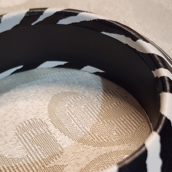 VINTAGE 80S ZEBRA LEATHER STATEMENT CUFF BRACELET RUNWAY STYLE - Picture 3 of 7